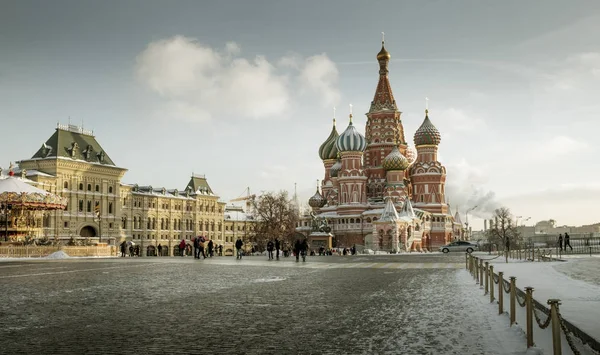 Kızıl Meydan Noel zamanı Moskova'da üzerinde Aziz Basil Katedrali, — Stok fotoğraf