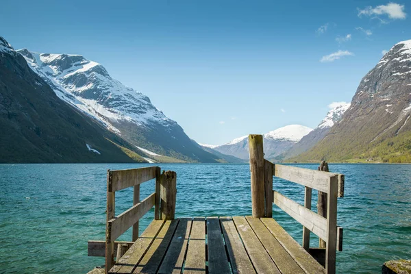 Muelle de madera en el lago de Noruega — Foto de Stock