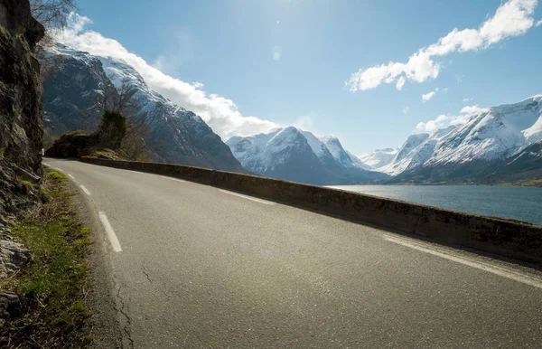 Route en Norvège avec vue sur le fjord — Photo