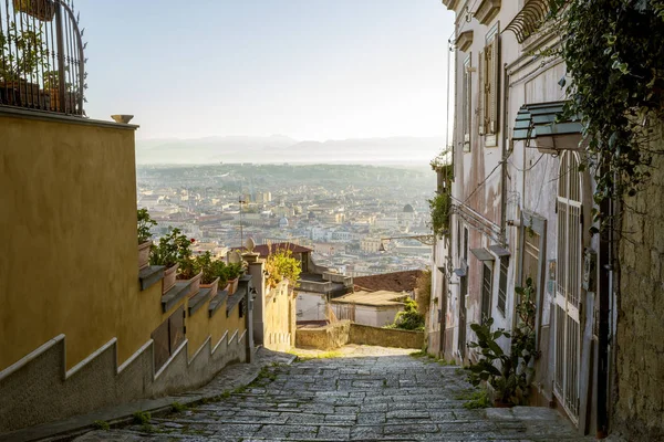 Hermosa calle antigua en Nápoles, Italia — Foto de Stock