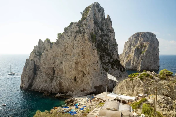 이탈리아에서 카프리 섬에 Faraglioni 바위에 비치 — 스톡 사진