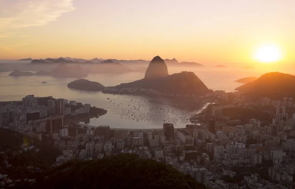 Panorama över Rio de Janeiro city och berget Sockertoppen, Brasilien — Stockfoto