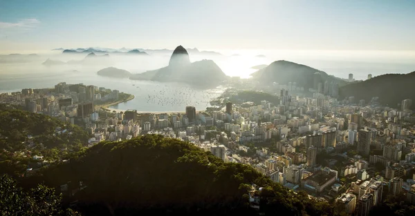 Sugarloaf-hegy és a skyline a Rio de Janeiro, Brazília — Stock Fotó