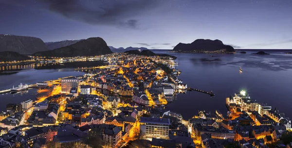 Vista notturna della città di Alesund, Norvegia — Foto Stock