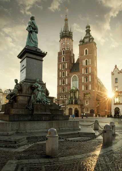 Plaza del mercado principal en el casco antiguo de Cracovia, Polonia — Foto de Stock