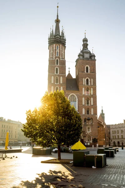 Vista do centro da cidade velha com monumento Adam Mickiewicz e St. Mary ' — Fotografia de Stock