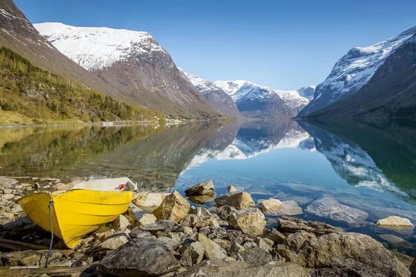 Идиллический норвежский пейзаж с озером и горами — стоковое фото