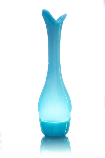 Синяя стеклянная ваза на белом фоне — стоковое фото