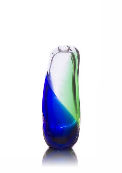 Vaso de vidro colorido isolado no fundo branco — Fotografia de Stock