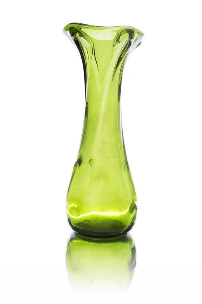 Зеленая стеклянная ваза изолирована на белом фоне — стоковое фото