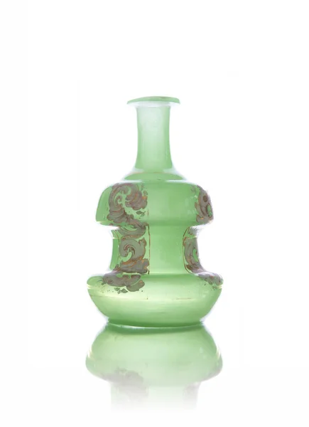Зеленая стеклянная ваза изолирована на белом фоне — стоковое фото