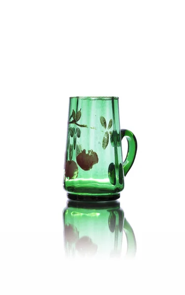 Antikes grünes Glas isoliert auf weißem Hintergrund — Stockfoto