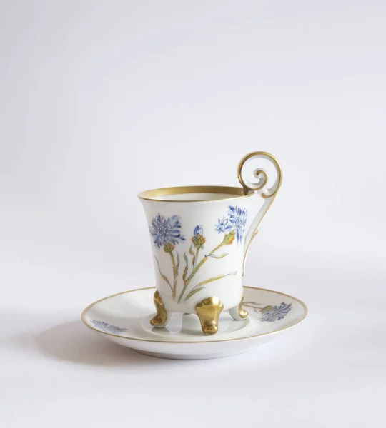 Beyaz arka plan üzerinde yalıtılmış bağbozumu porselen çay fincanı — Stok fotoğraf