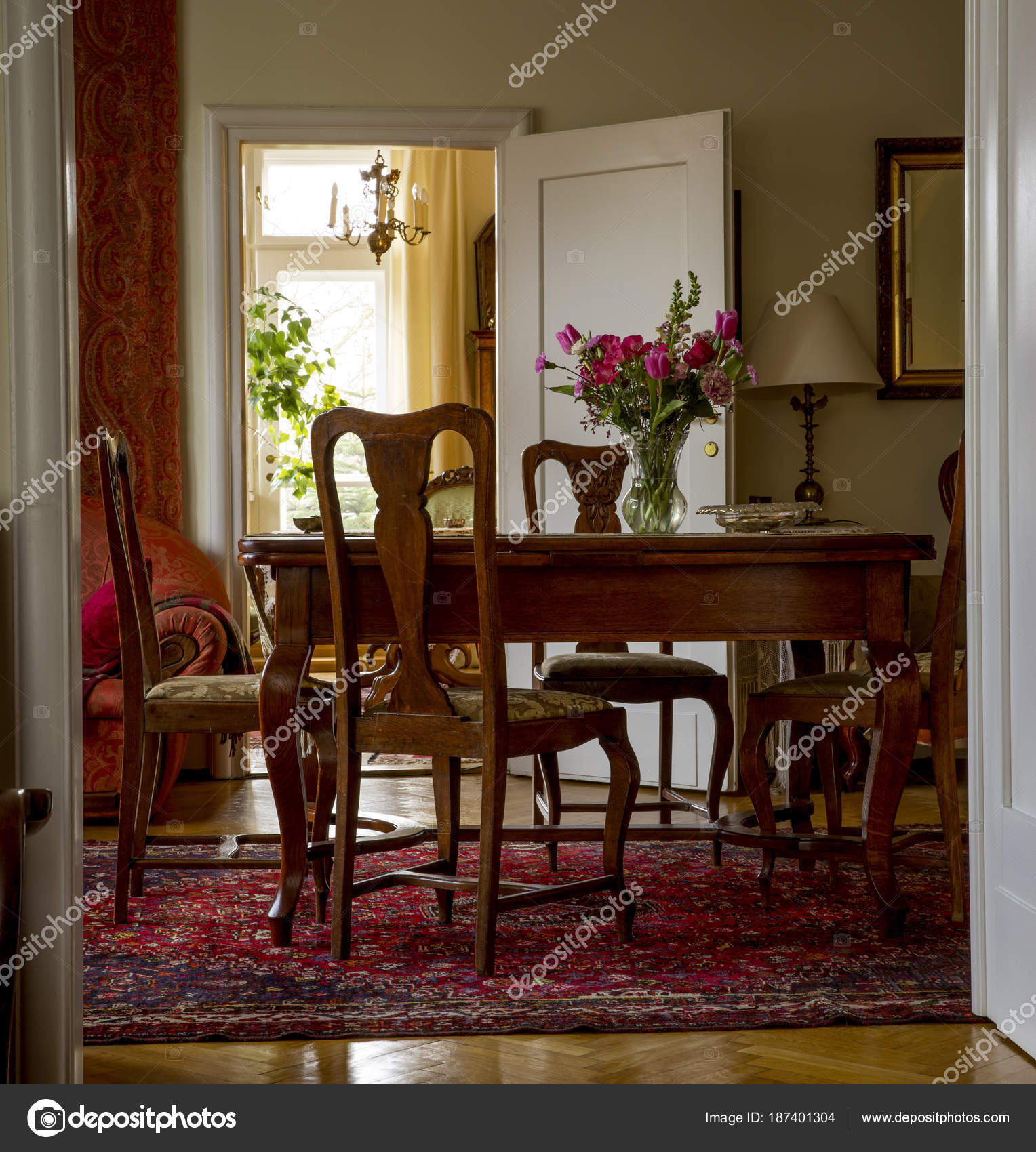 Ouderwetse woonkamer met antieke meubelen — Stockfoto © mikolajn ... Ouderwetse woonkamer met antieke meubelen — Stockfoto © mikolajn ...