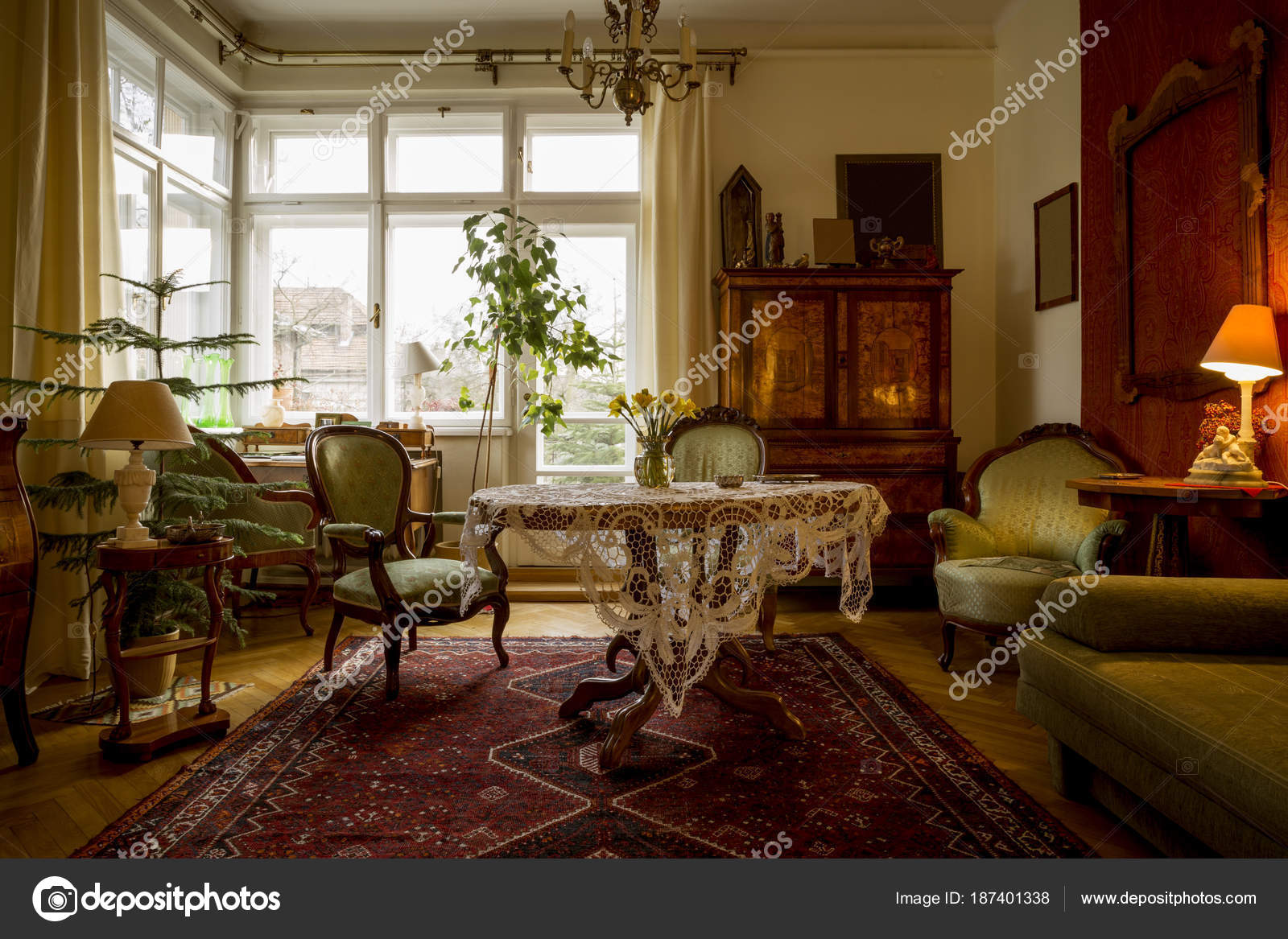 Ouderwetse woonkamer met antieke meubelen — Stockfoto © mikolajn ... Ouderwetse woonkamer met antieke meubelen — Stockfoto © mikolajn ...