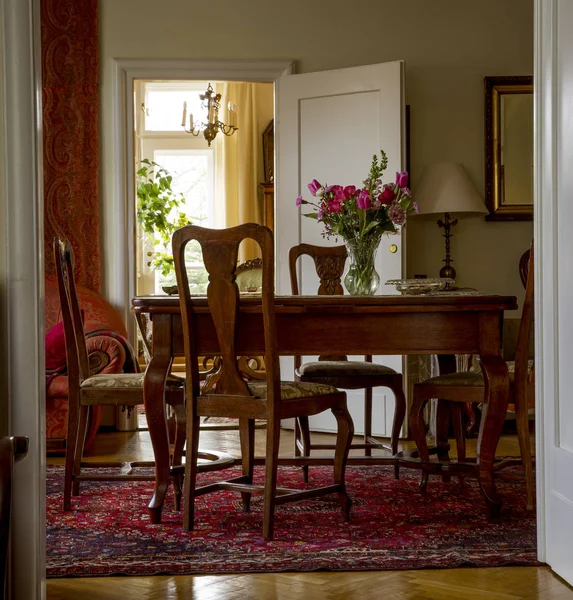 老式客厅与古董家具 — 图库照片