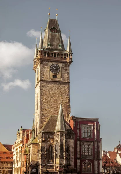 Klokkentoren in de oude stad van Praag, Tsjechië — Stockfoto