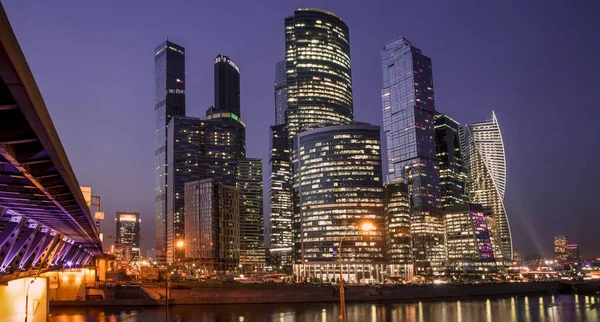 Moscow City - Moscow International Business Center på natten, Rus — Stockfoto