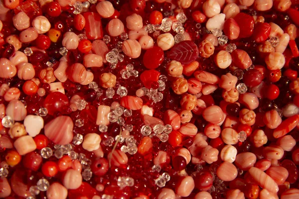 Стеклянные бусины красного цвета — стоковое фото