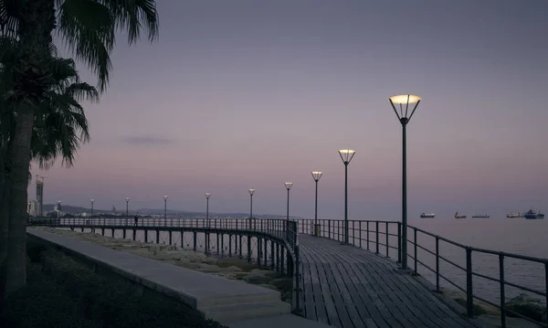 Pier in Limassol stad 's nachts, Cyprus — Stockfoto