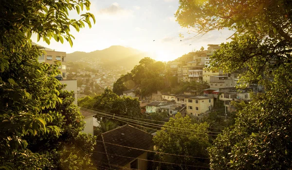 Favela al atardecer en Río de Janeiro, Brasil — Foto de Stock
