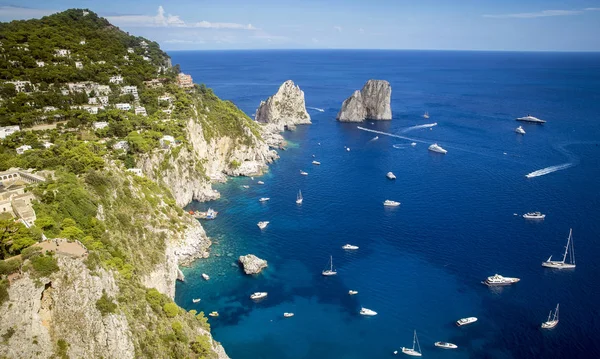 Faraglioni skály a ostrov Capri, Itálie — Stock fotografie