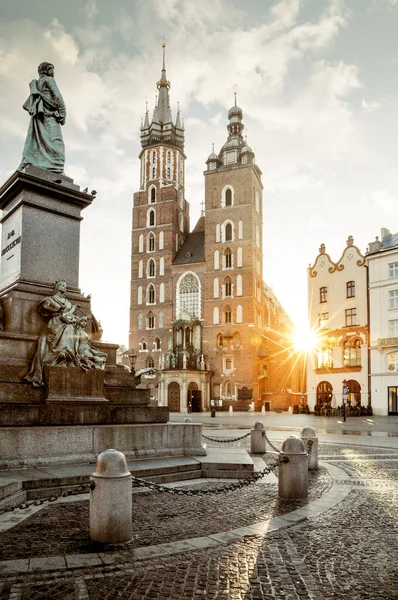 Adam Mickiewicz monument and St. Mary's Basilica on Main Square — Stock Photo, Image