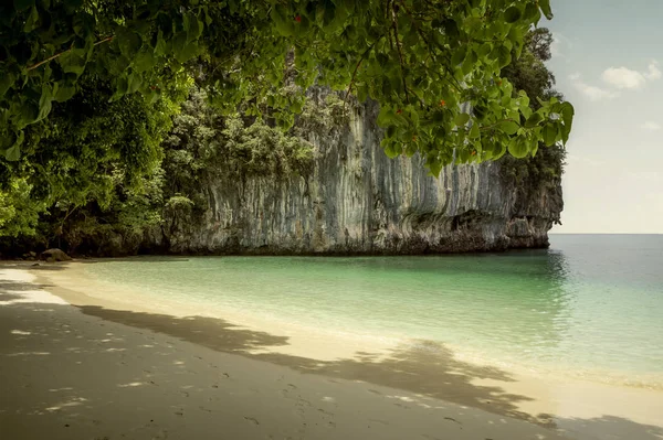 Idyllic beach on Hond Island, Krabi, Thailand — стокове фото