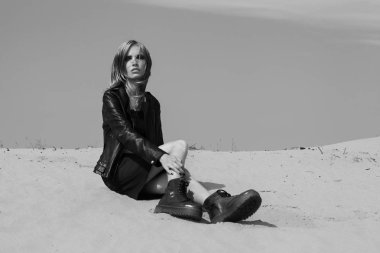 Çölde güzel çıplak kız.