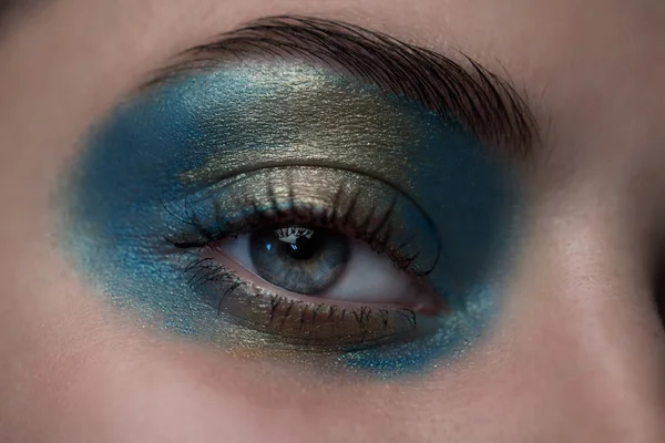 Kleurrijke oog make-up close-up. — Stockfoto