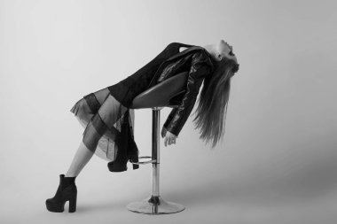 şık giysiler içinde güzel bir kız.