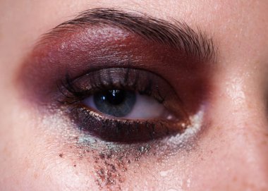 Doğal makyaj gözleri yakın çekim grup ile.