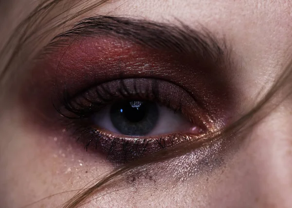 Maquillaje natural ojos primer plano con la banda . — Foto de Stock