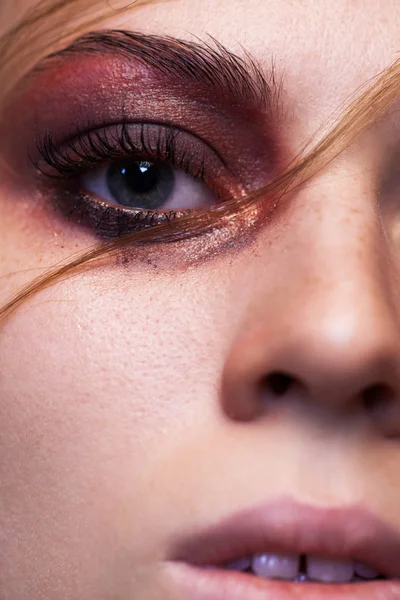 Maquillaje natural ojos primer plano con la banda . — Foto de Stock