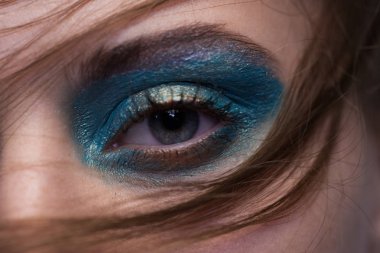 Çok güzel ve şık makyaj gözleri.