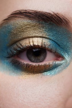 Çok güzel ve şık makyaj gözleri.