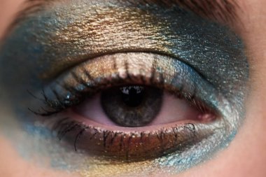 Çok güzel ve şık makyaj gözleri.