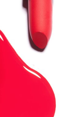 Beautiful beyaz zemin üzerine kırmızı ruj doymuş.