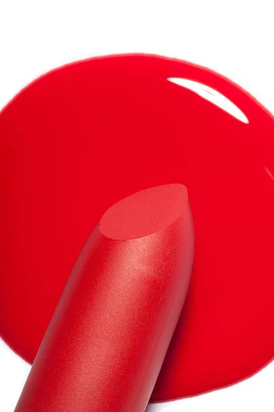 Schöner gesättigter roter Lippenstift auf weißem Hintergrund. — Stockfoto