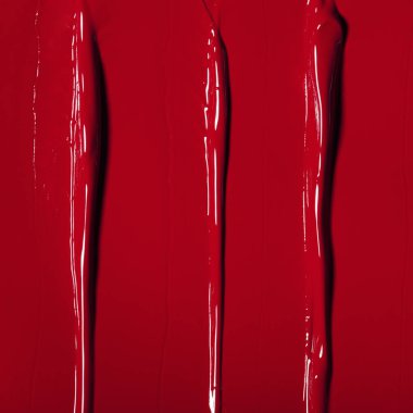 Beyaz arka plan üzerinde koyu kırmızı ruj.