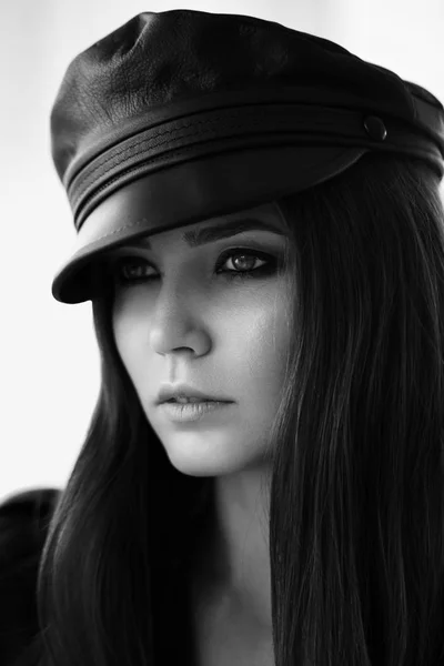 Leather cap on a beautiful girl. — Stock Photo, Image