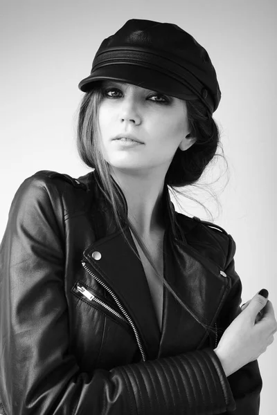 Leather cap on a beautiful girl. — Stock Photo, Image