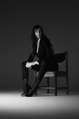 Çok güzel bir kız ile bir çok moda klasik takım elbise.