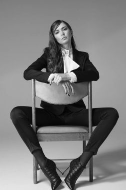 Çok güzel bir kız ile bir çok moda klasik takım elbise.