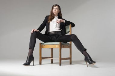 Çok güzel bir kız ile bir çok moda klasik takım elbise.