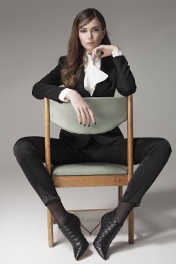 Çok güzel bir kız ile bir çok moda klasik takım elbise.