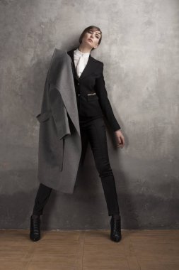 Çok güzel bir kız ile bir çok moda klasik takım elbise.