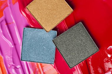 Beyaz bir arka plan üzerinde güzel kozmetik.