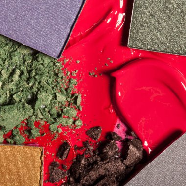 Beyaz bir arka plan üzerinde güzel kozmetik.