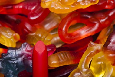 Tatlılar bir arka plan üzerinde kırmızı ruj